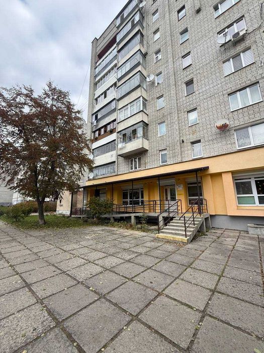 Продаж приміщення з фасадним входом вул Миколайчука