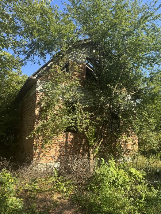 Дачна ділянка з недобудованим будинком у Микитинцях