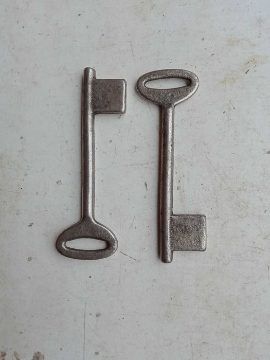 Klucze do zamka surowe