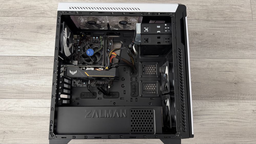 Komputer stacjonarny i7-7700 / GTX 1650 / 16GB RAM / SSD / Windows 10