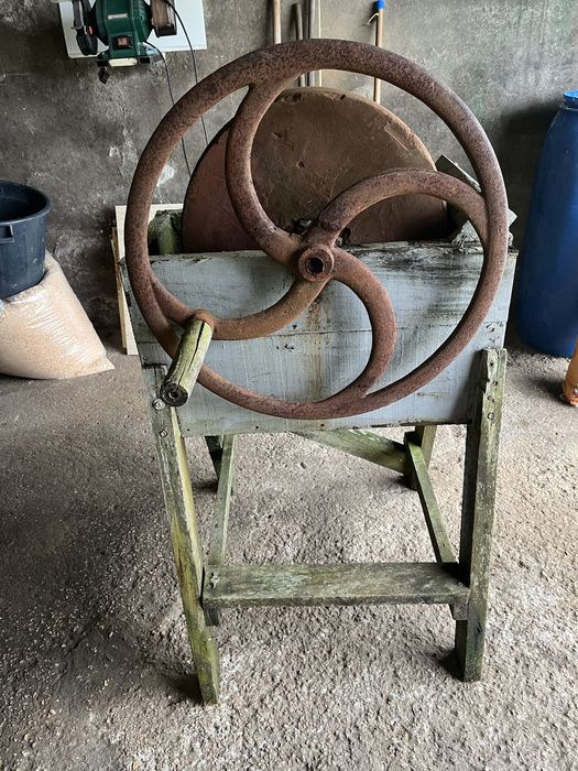 Mó antiga de afiar com agua
