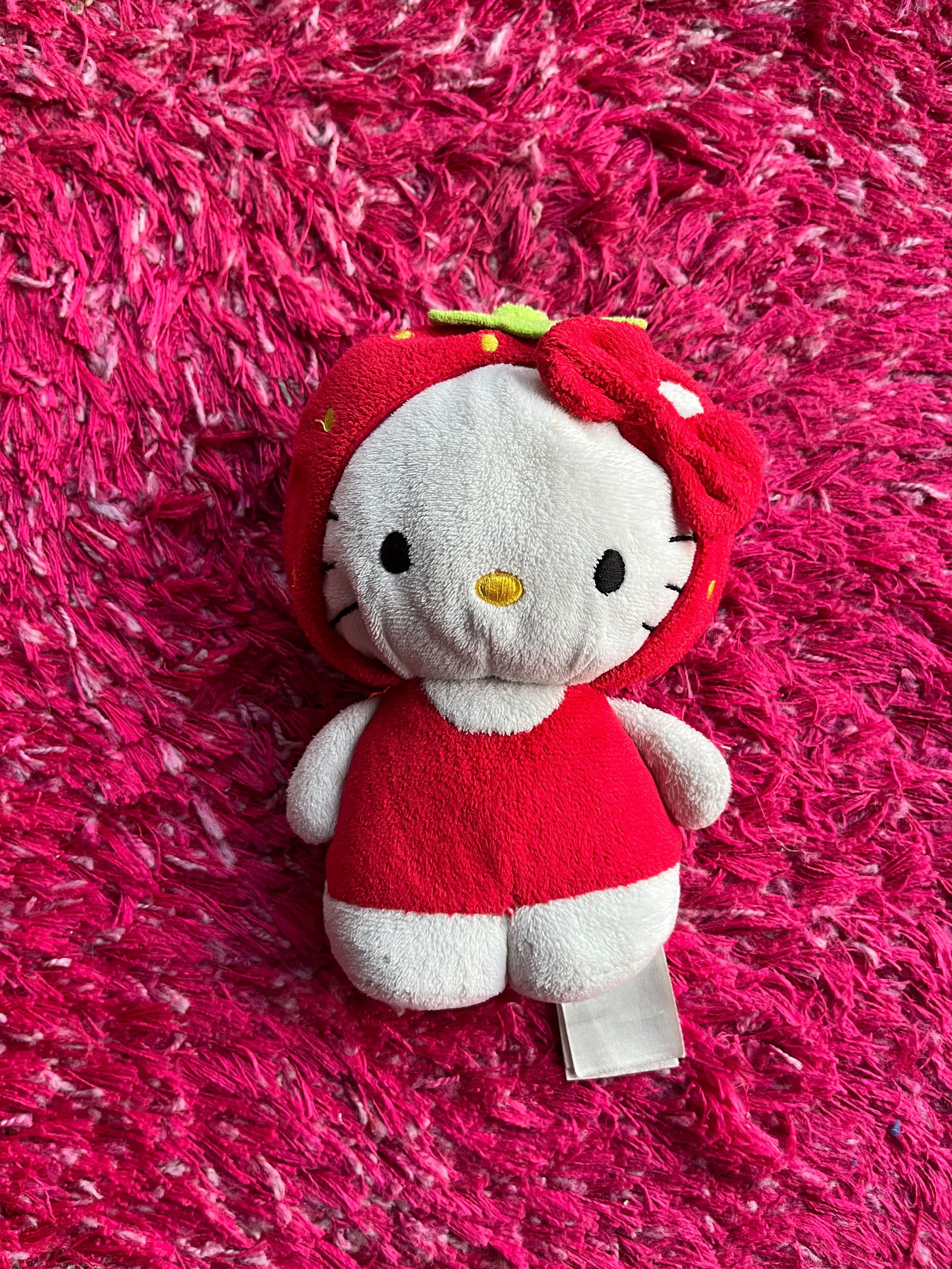 Hello Kitty Sanrio maskotka pluszak truskawka z kapturkiem