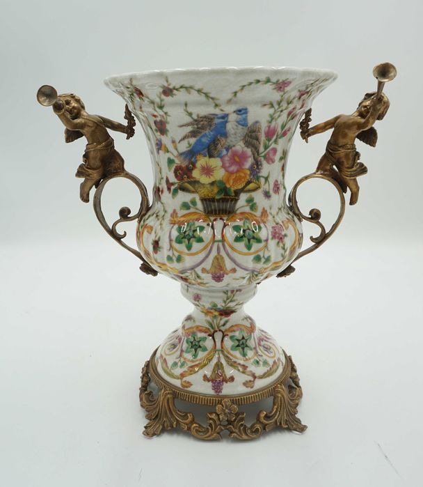WAZON amfora porcelana z brązem chłopcy z trąbkami