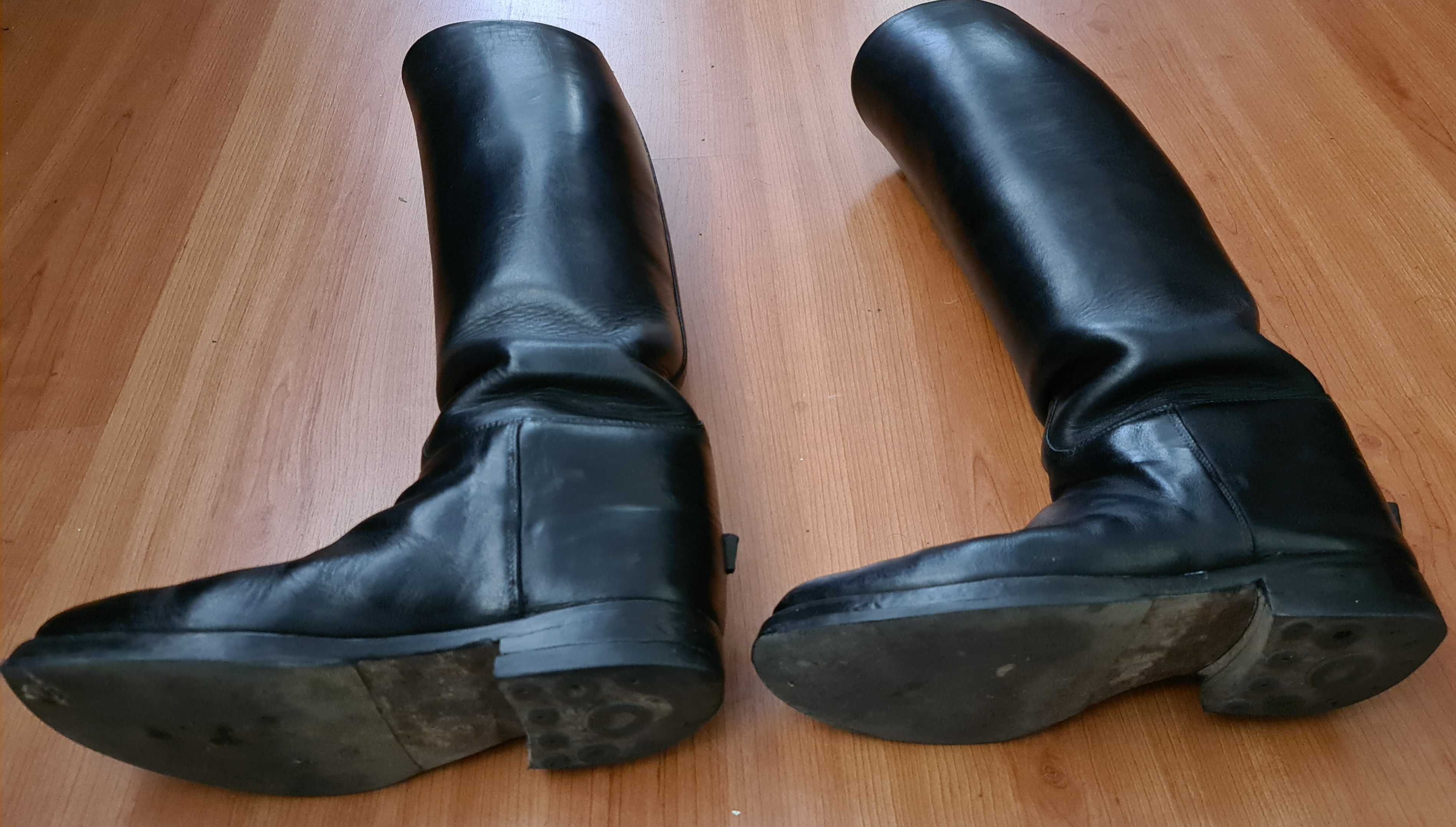 Botas de montar de cabedal, modelo militar.