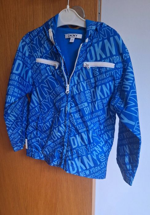 Corta vento de menino DKNY (3 anos]