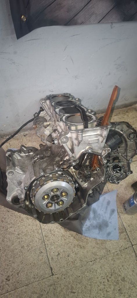 Vendo motor 954 danificado a nivel de pistons