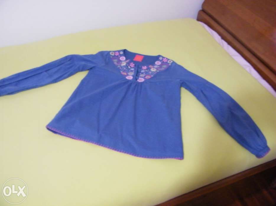 Blusa azul de menina