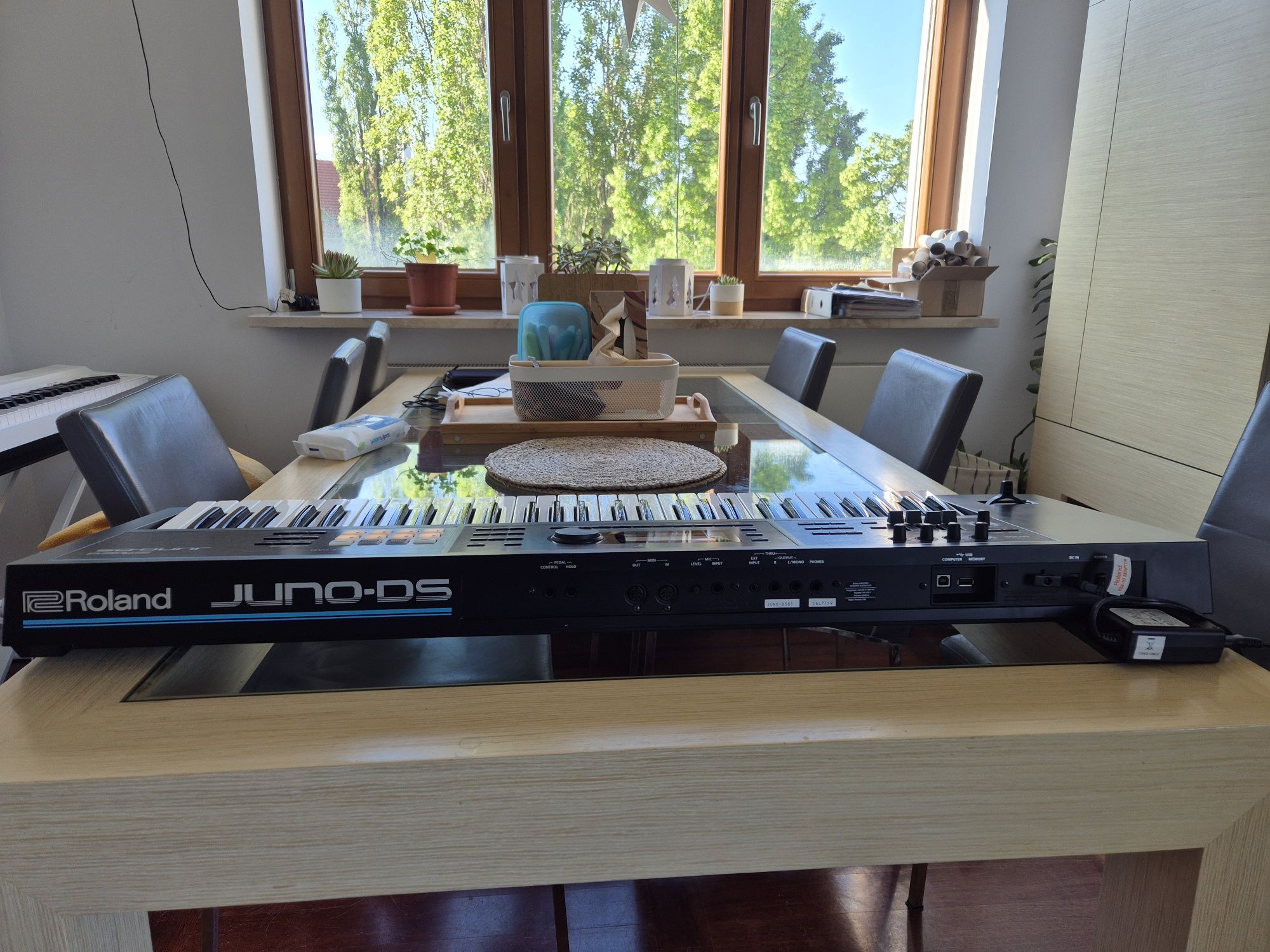 Roland Juno DS 61 + wraz z pedałem DP 10