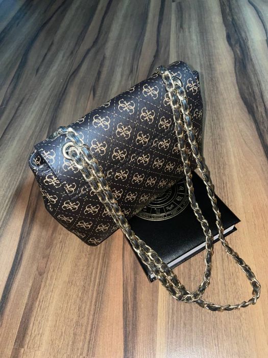 Стильна сумка Guess