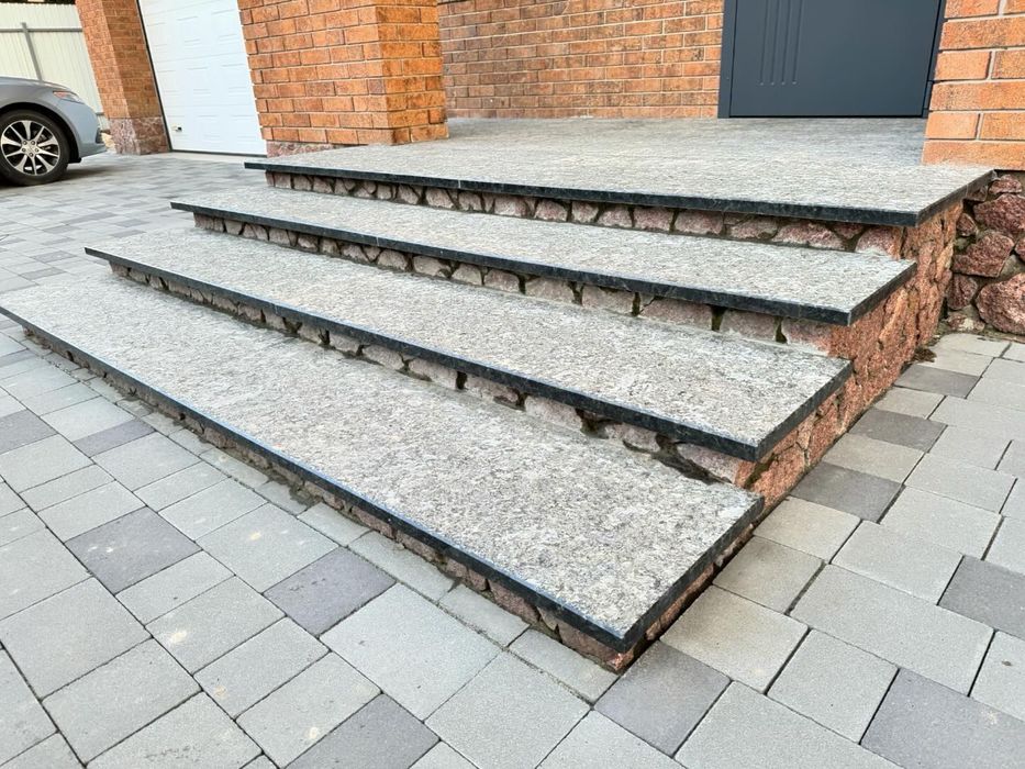 Сходи з граніту каменю