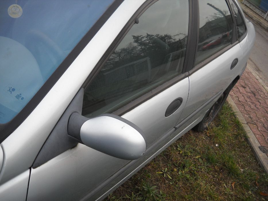 Renault Laguna 1 po lifcie kolor błękitny metalik na części 1.6benzyna