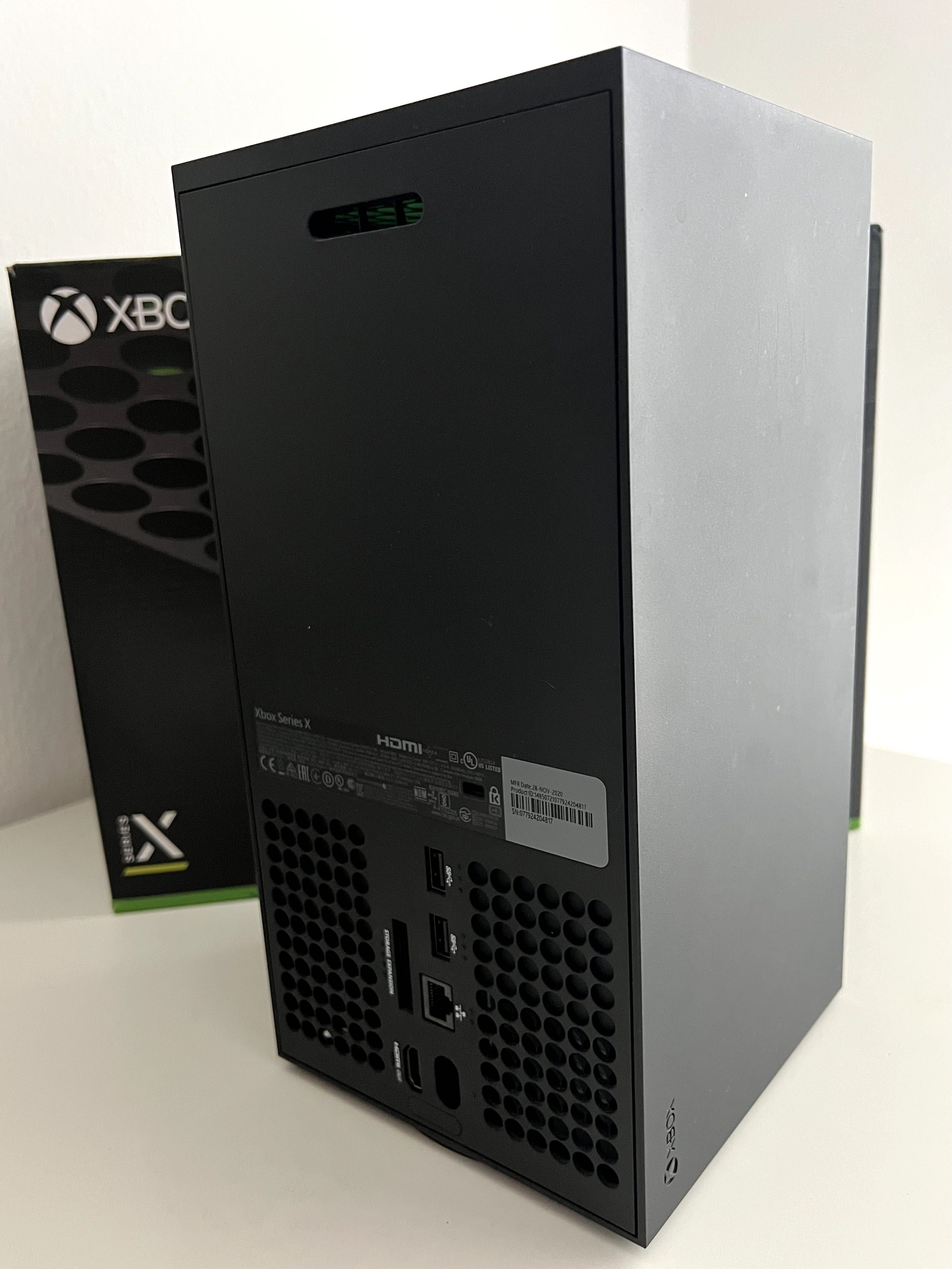 Xbox Series X com 2 comandos e base de carregamento