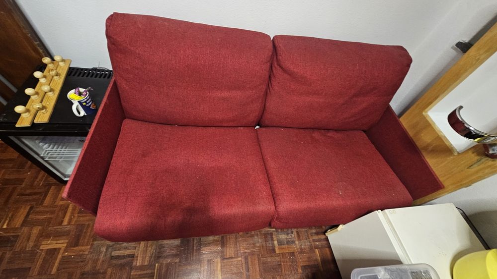 Sofá cama vermelho de 2 lugares