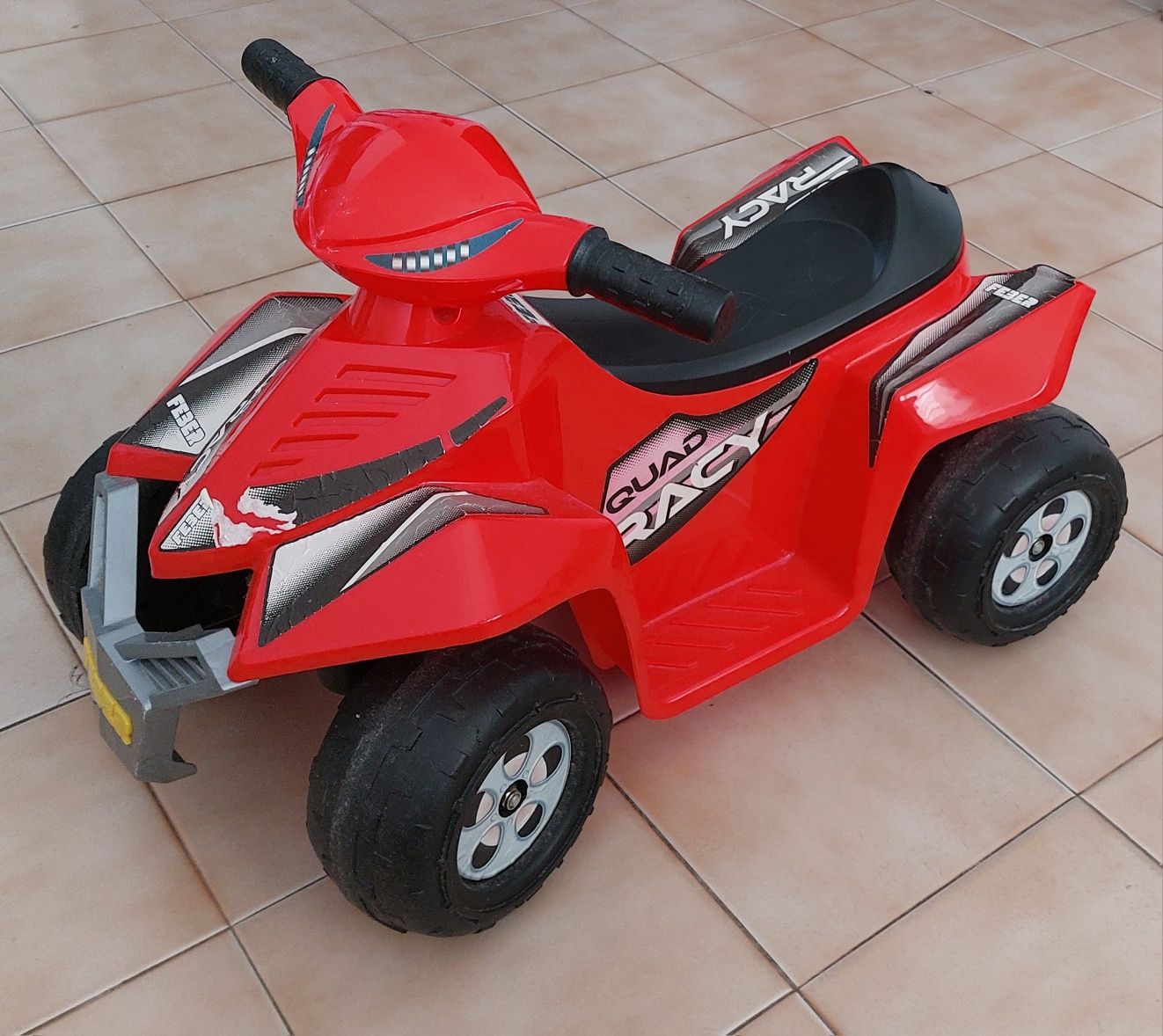 Moto 4 de criança eléctrica.