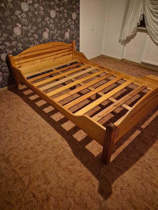 Łóżko drewniane lite