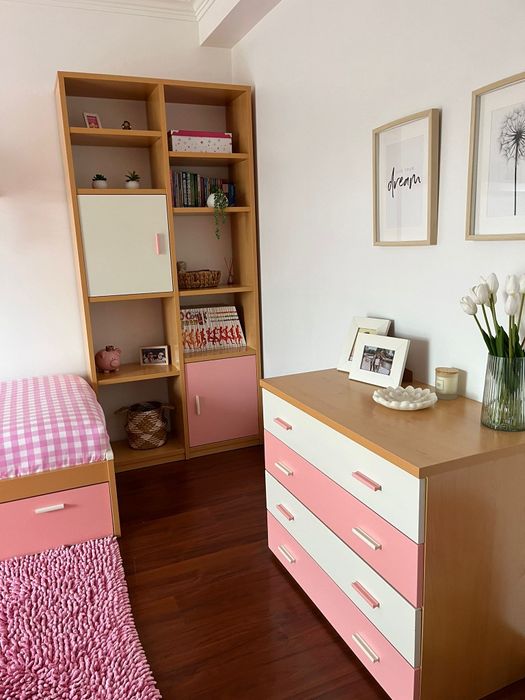 Mobília de quarto solteiro em cor natural, branco e rosa em bom estado