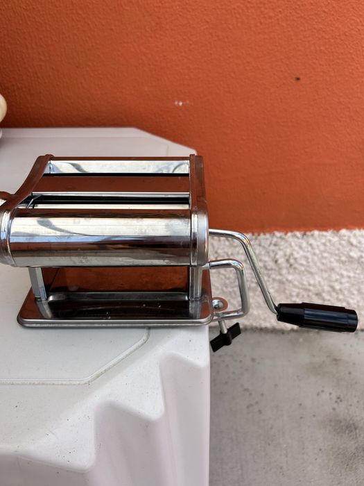 Maquina esticar e cortar massa