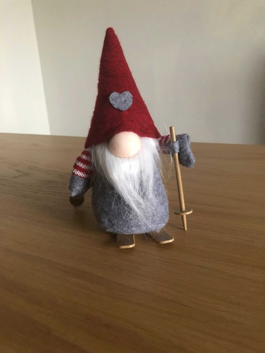 Skrzat krasnal pod choinkę