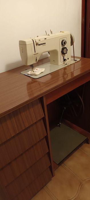 Máquina de costura eléctrica Bernina