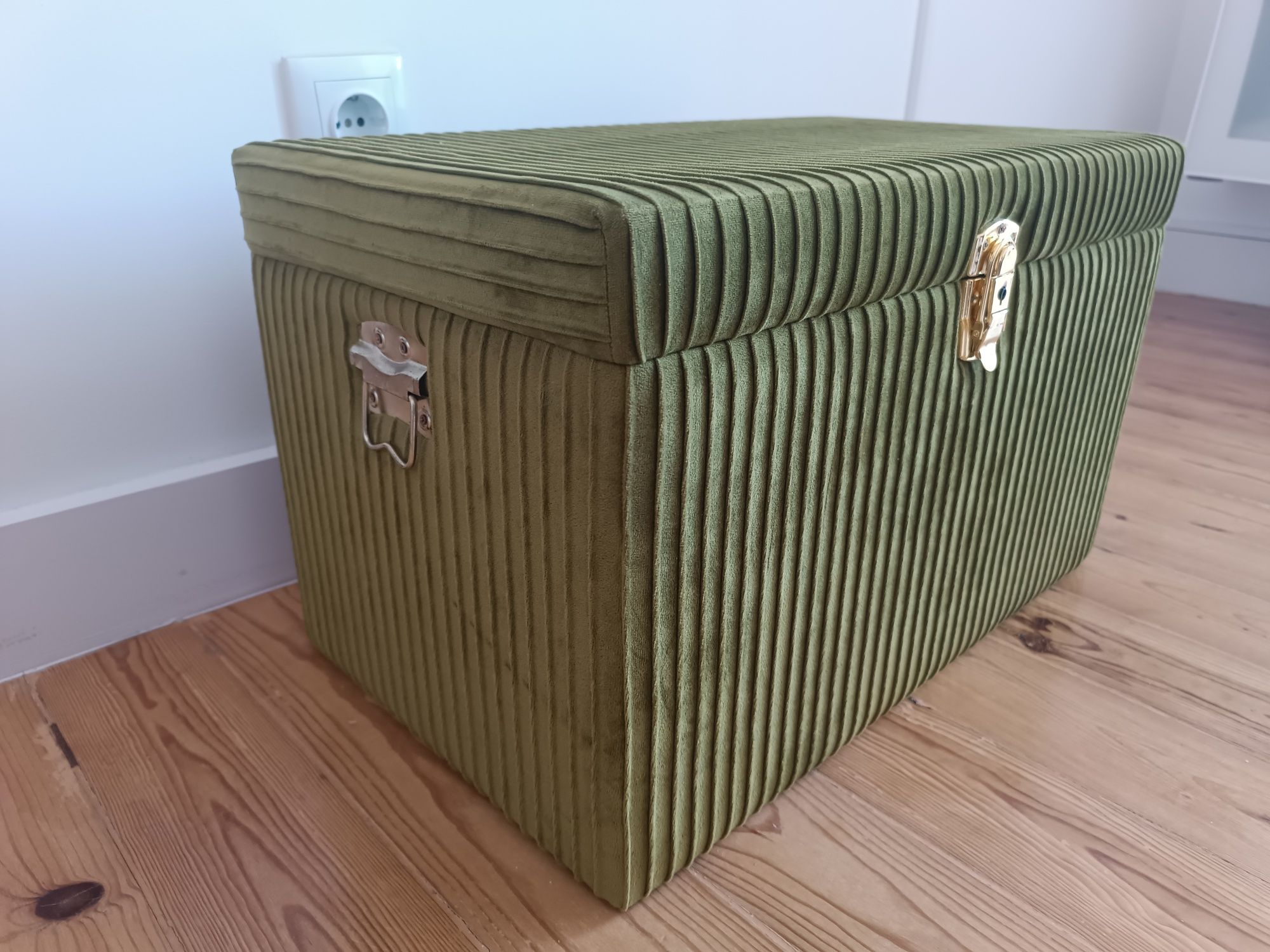 Baú veludo verde 52x32x32