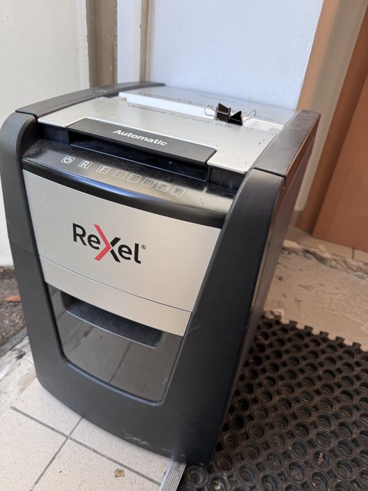 Profesjonalna niszczarka rexel uszkodzona