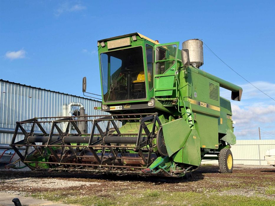 Комбайн John Deere 1052