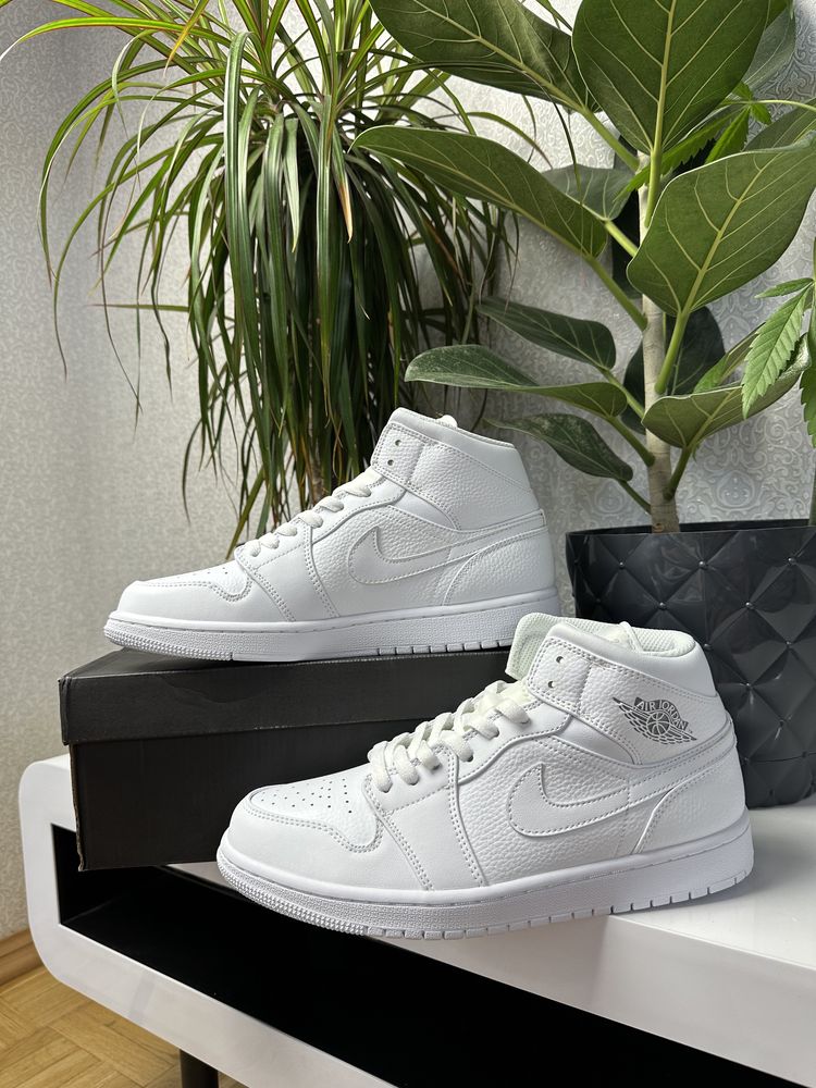 Air Jordan 1 Mid Triple White