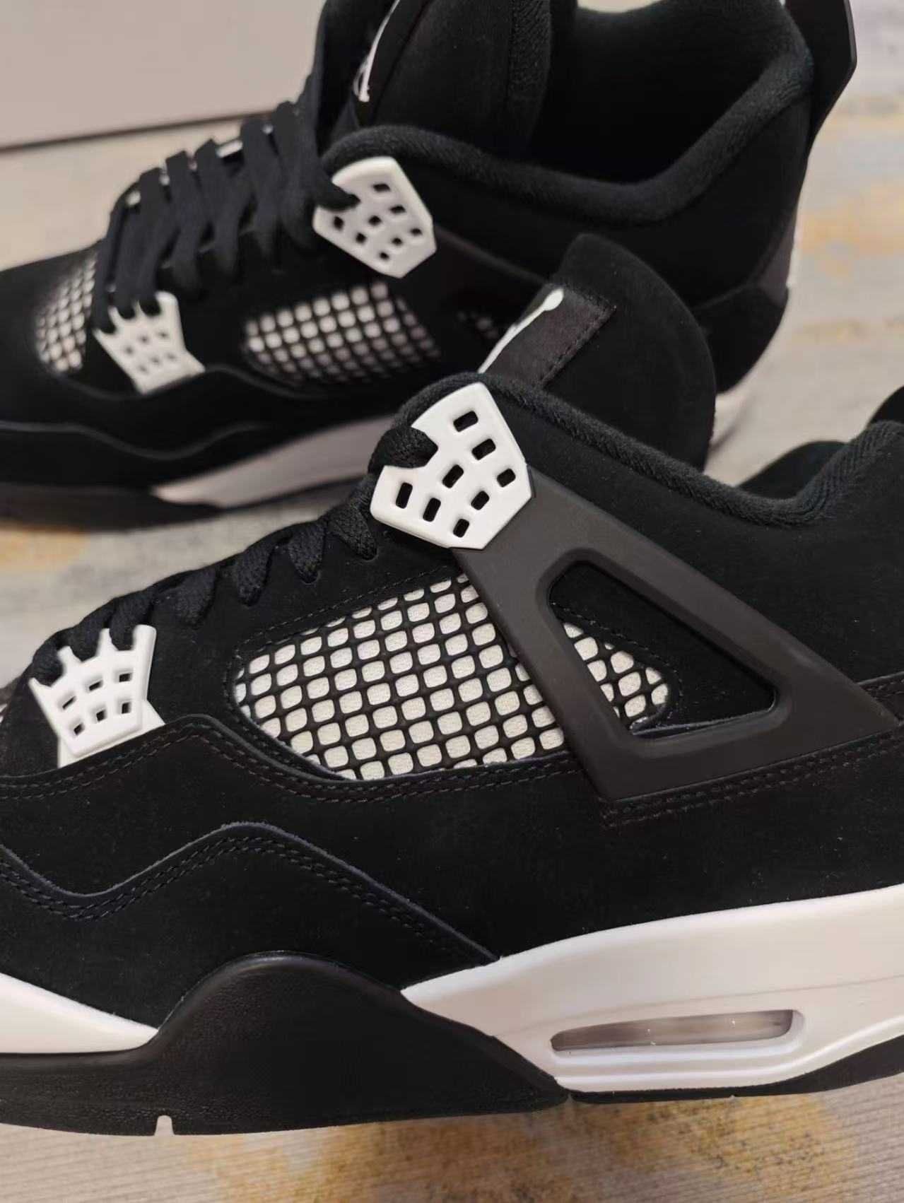 Buty JordanAirJordan4Retro White Thunder sportowe rozmiar. 45