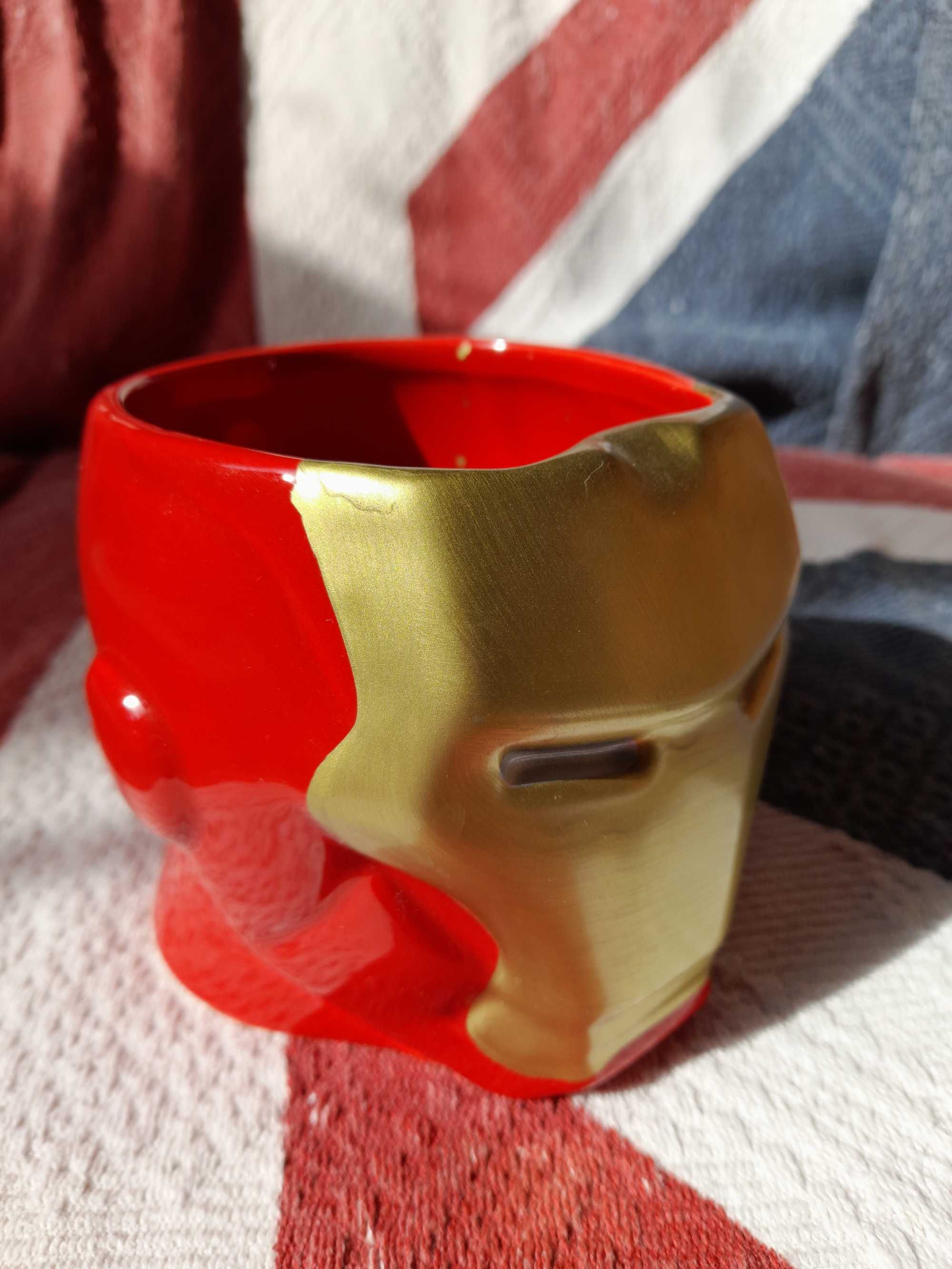 caneca  em cerâmica Marvel homem de ferro