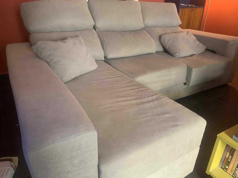 sofa chaiselongue com dois pufes em arrumação