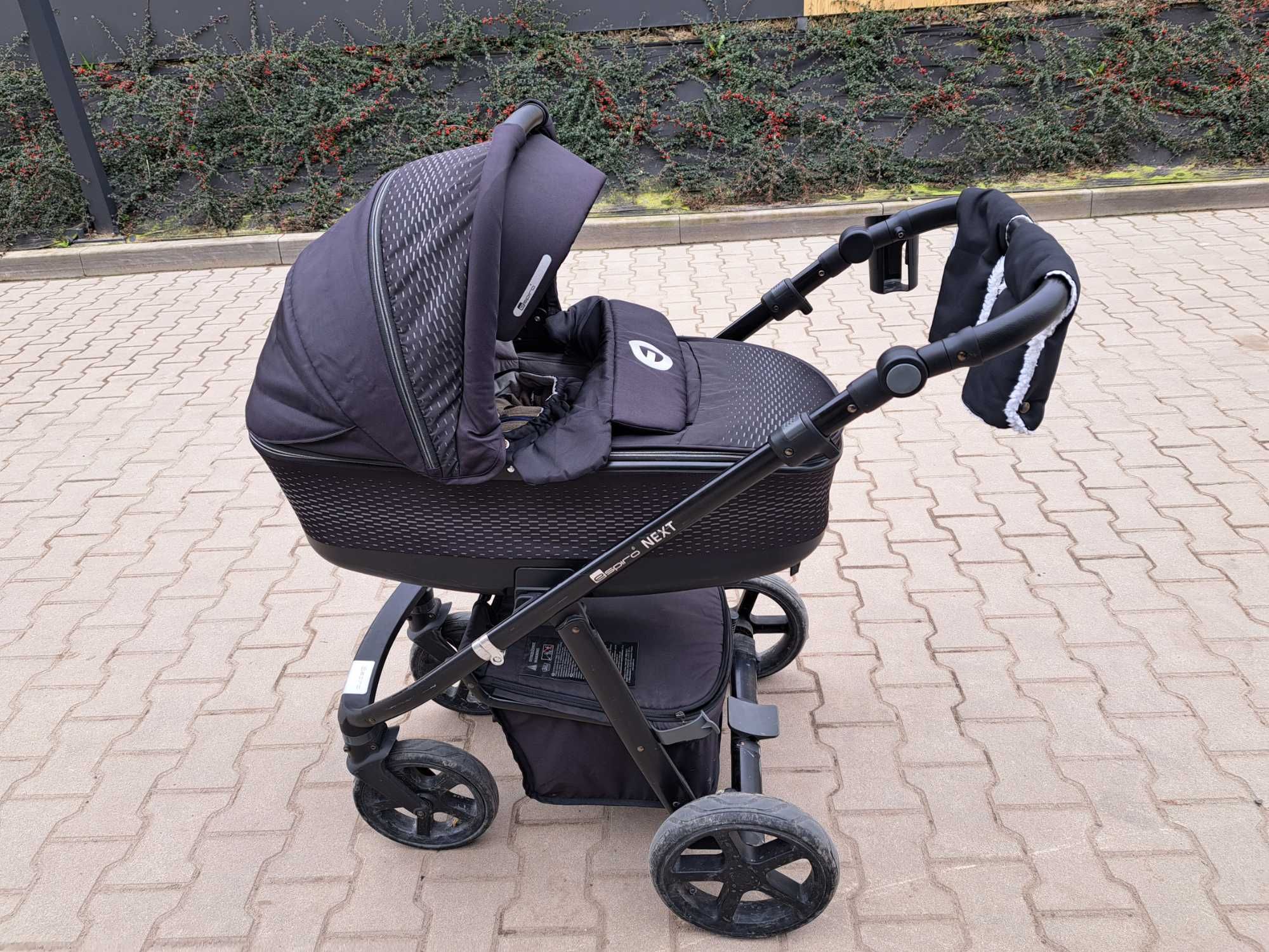 Sprzedam wózek dzieciecy 2 w 1 wraz z adapterami do nosidła
