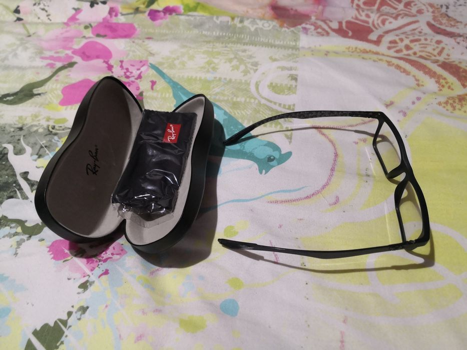 Armação de carbono  marca Ray Ban. Usado como novo