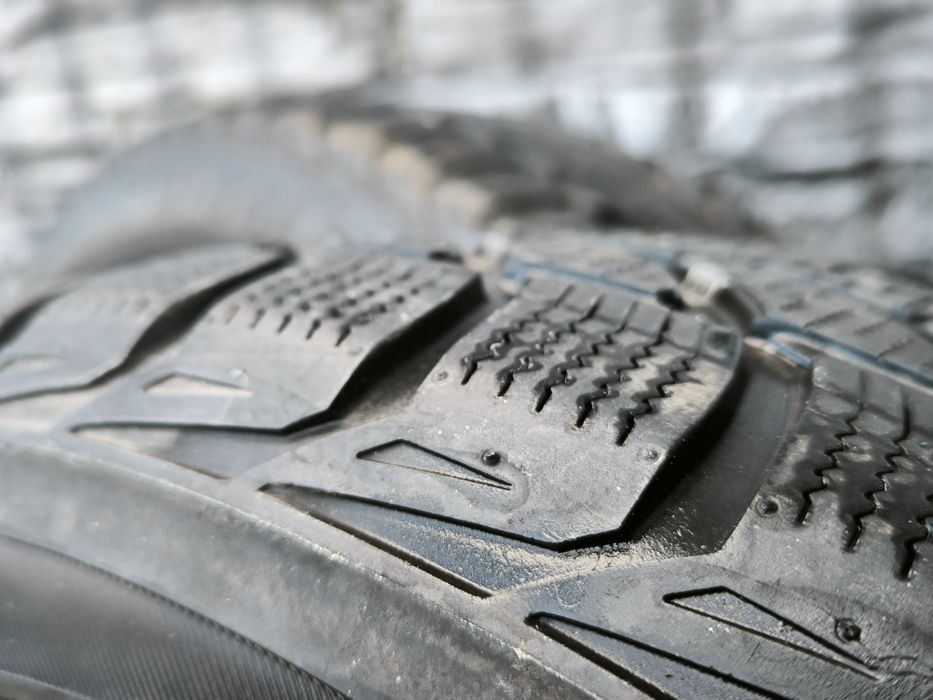 Комплект зимових шин 235/60 R17 BRIDGESTONE BLIZZAK LM-32