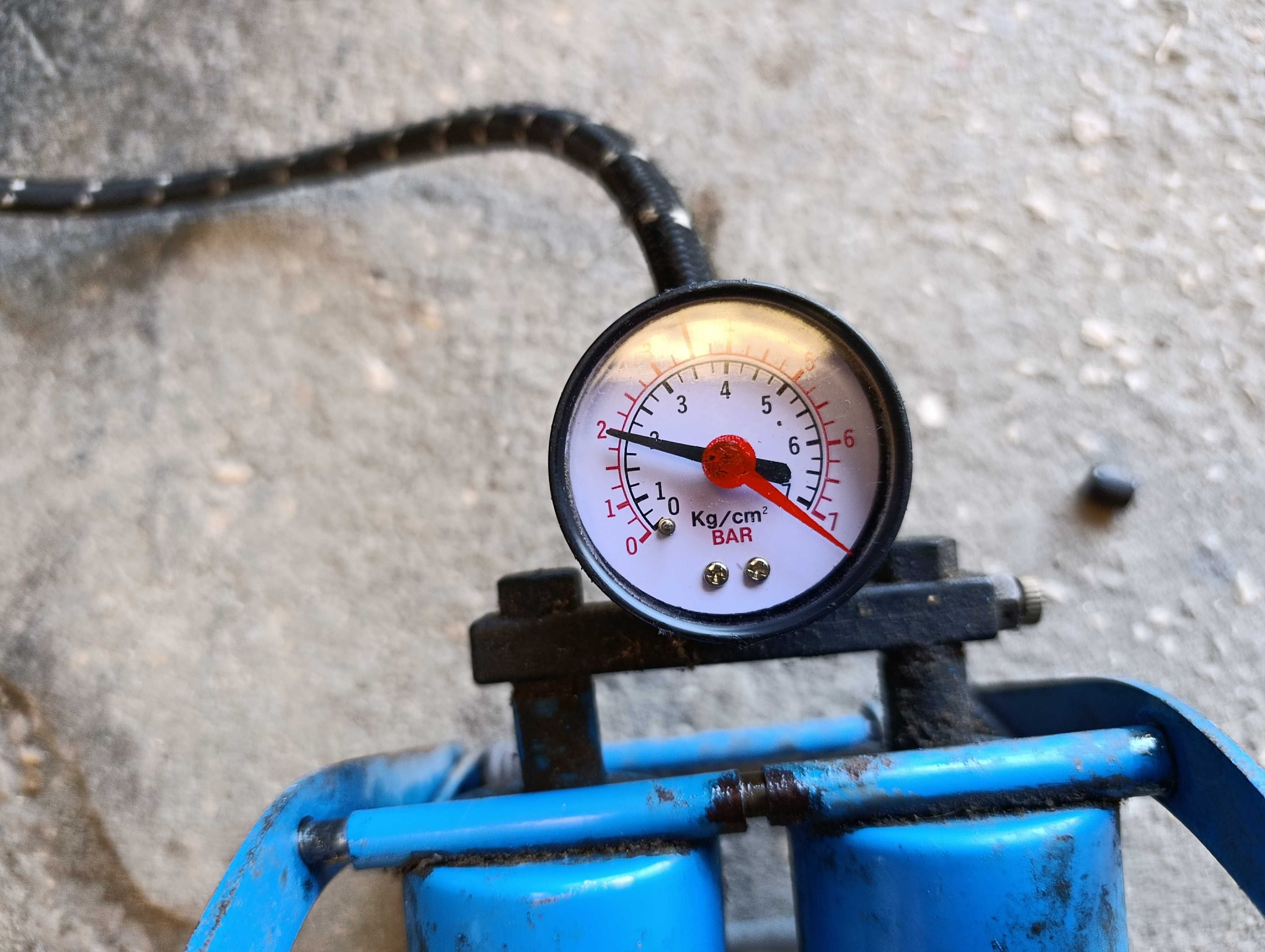 Bomba de ar de pé Einhell com manómetro  3,5 bar
