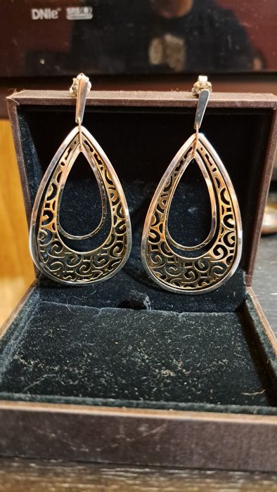 Brincos vistosos em prata contrastada.