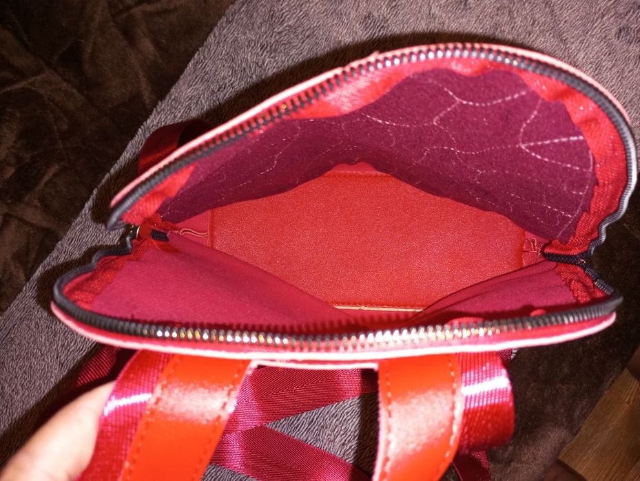 Carteira mochila vermelha ideal para o dia a dia