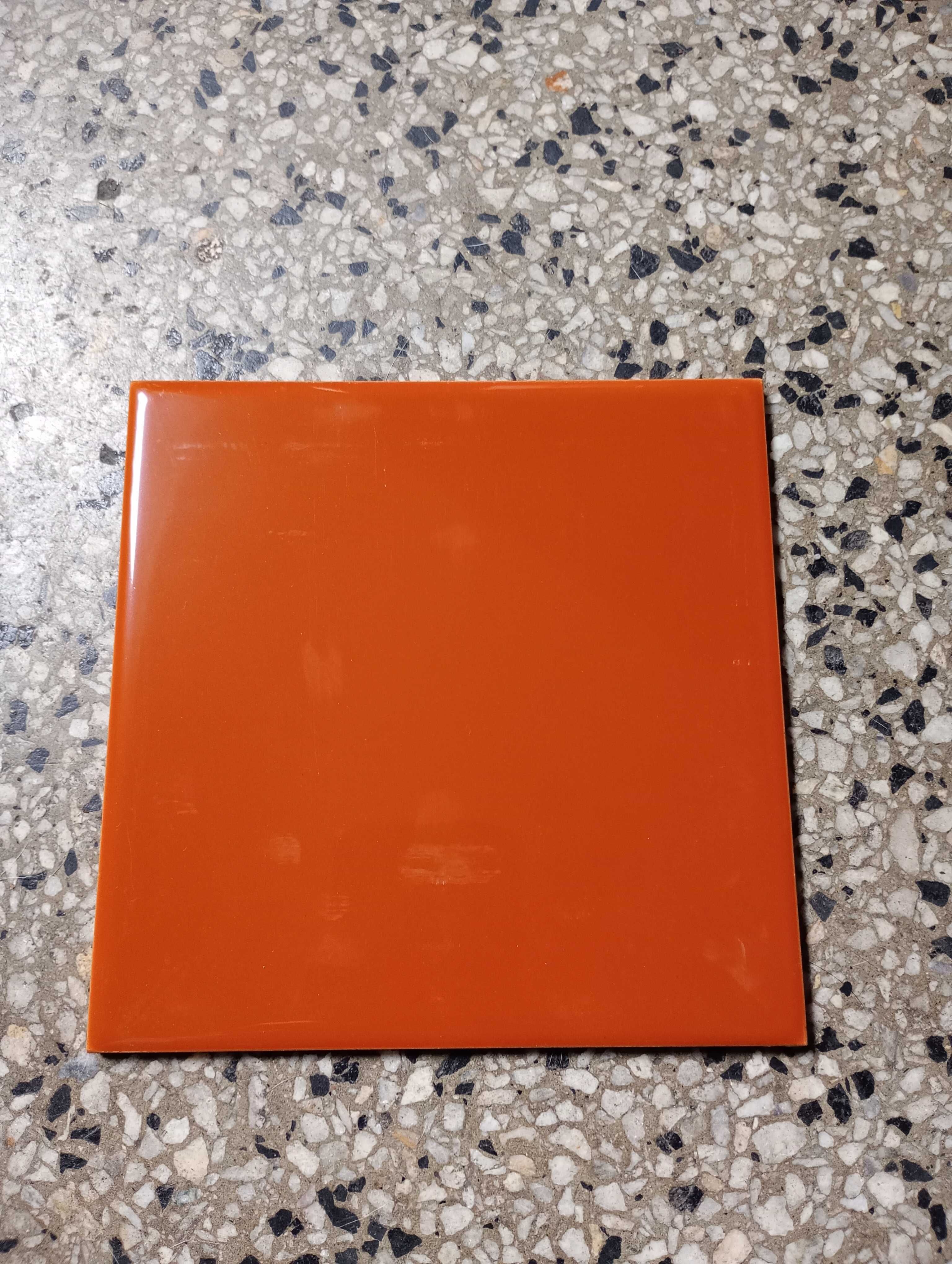 Płytki ceramiczne brązowe styl retro prl
