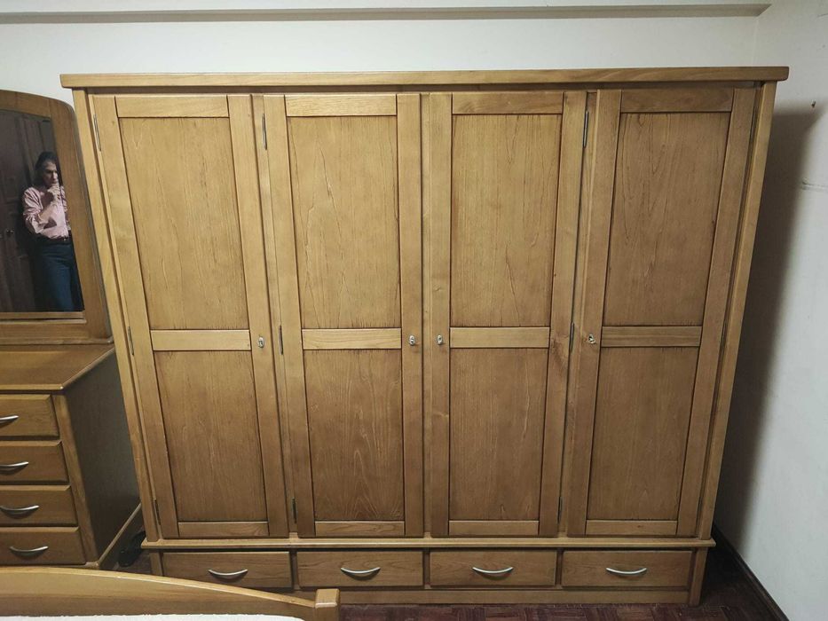 Roupeiro 4pt em madeira nobre em excelente estado