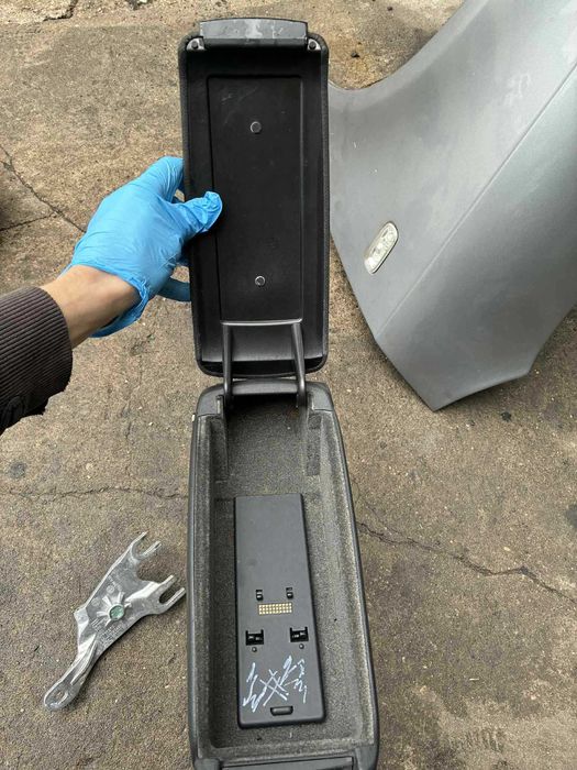 podłokietnik welurowy wspornik mocowanie audi a4 b6 b7 sprawny