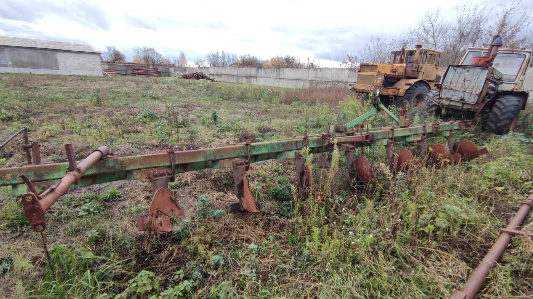 Трактор сільськогосподарський К-700 з плугами в комплекті