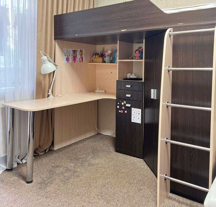 Ліжко зі шкафом і столом