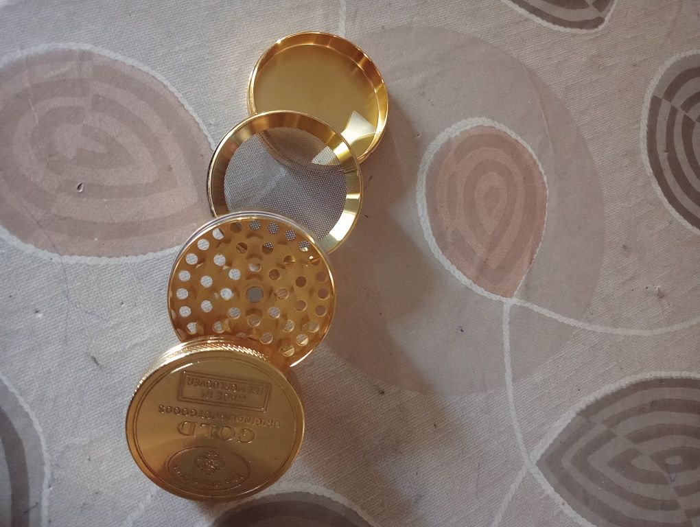 Grinder dourado  4 partes