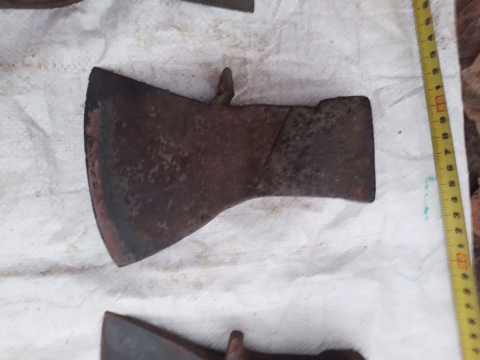 Топор  , вила , сокира