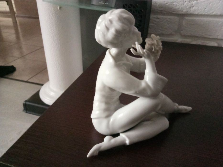 Фарфоровая статуэтка Wallendorf, девушка с букетом, ГДР