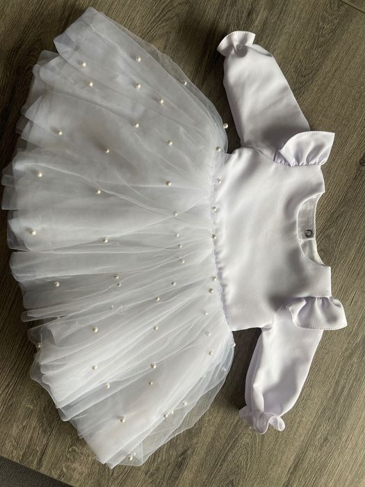 Sukienka biała z perełkami długi rękaw chrzest 62