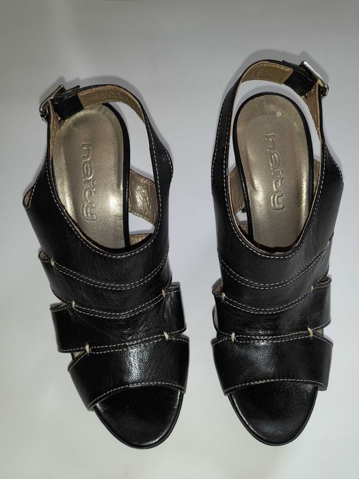 Sandália preta da marca HAITY