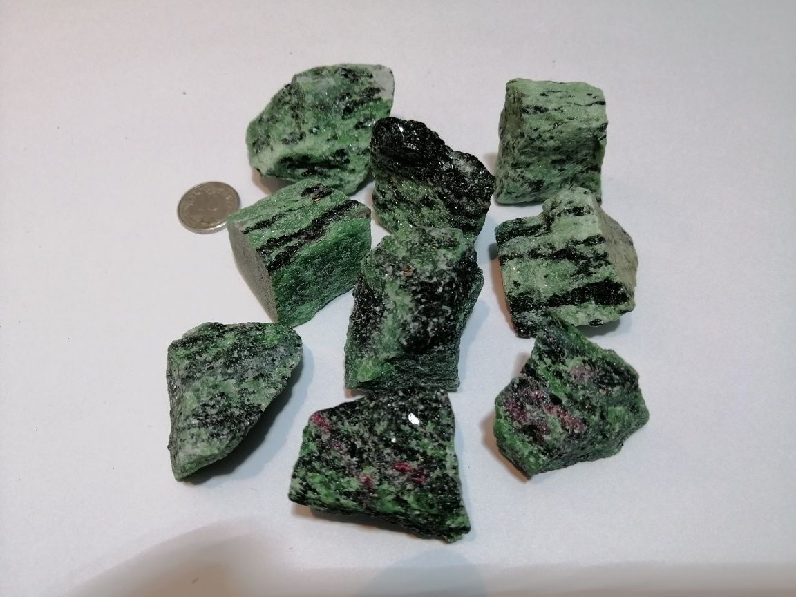 Naturalny kamień Zoisyt z Rubinem w formie surowych brył