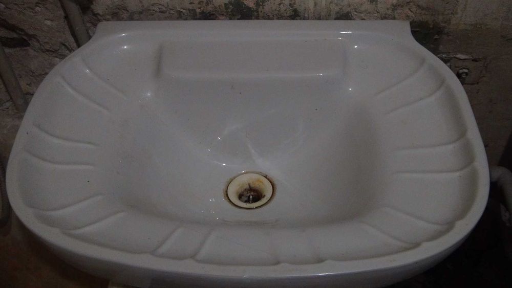 Умивальник фарфоровий із п'єдесталом (ногою)