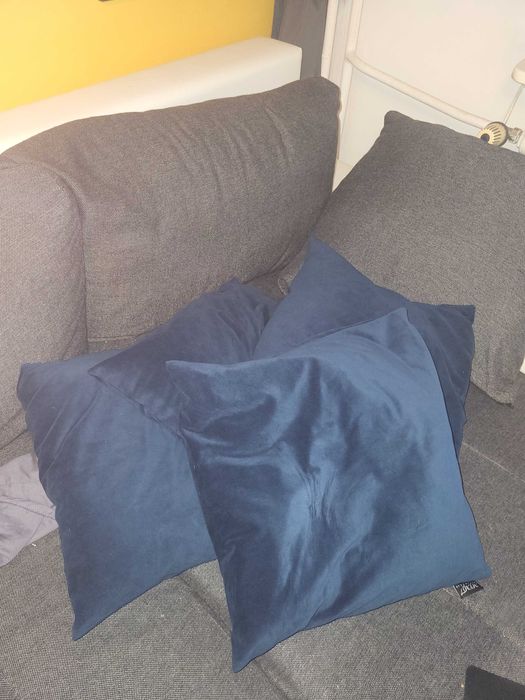 4 poduszki z granatowymi poszewkami welur, kwadratowe, jaśki