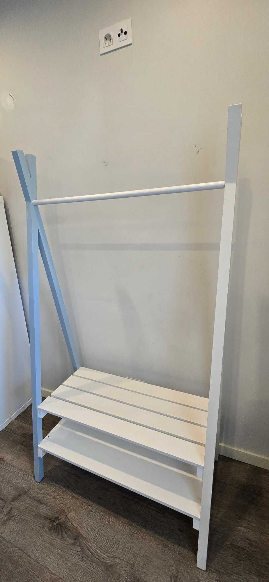 Charriot para quarto de criança, azul, branco e cinza.
